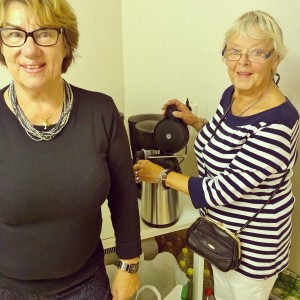Gunnel Ekstran, kassör i Verdandi Helsingborg södra och Inga Rydell laddar mååånga koppar kaffe till invigningen.