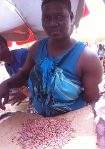 På marknaden i Lira säljer Agnes. Agnes Otula.från byn Angic, från odlingar som kommit till stånd genom byns kooperativa utvecklingsförening. (Foto: Mats Utbult) 