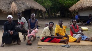 På bilden från mötet, med hyddor för matlagning i bakgrunden, sitter från vänster Amina Delino, Isaac Olobo, Janet Akello, Hariet Gum, Jacinta Awor och Nightie Ocengum.