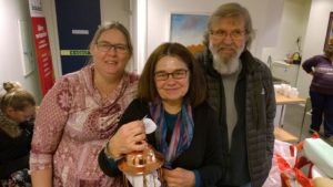 Många lokala verdandister kom för att tacka Gunvi för många års gemensam kamp för social rättvisa, bland annat Karin Johansson och Lasse från Verdandi Nyköping.